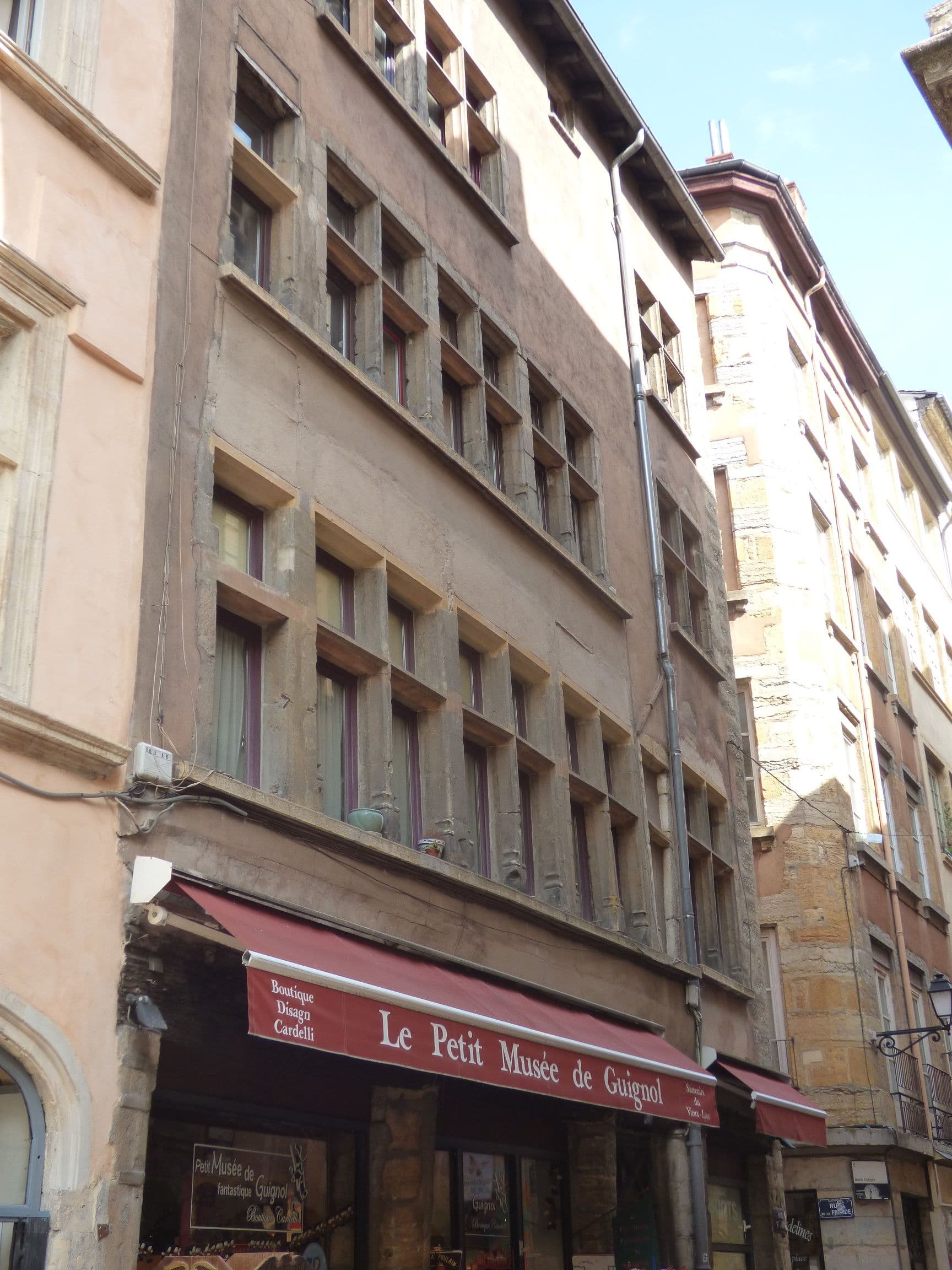File:Rue Saint-Jean, Vieux Lyon - Le Petit Musée de Guignol ...