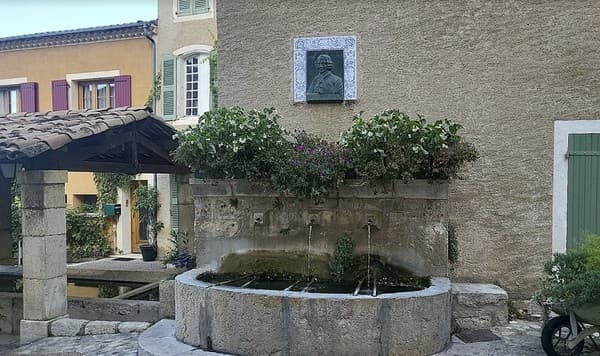 La Fontaine Clerissy Et Son Lavoir