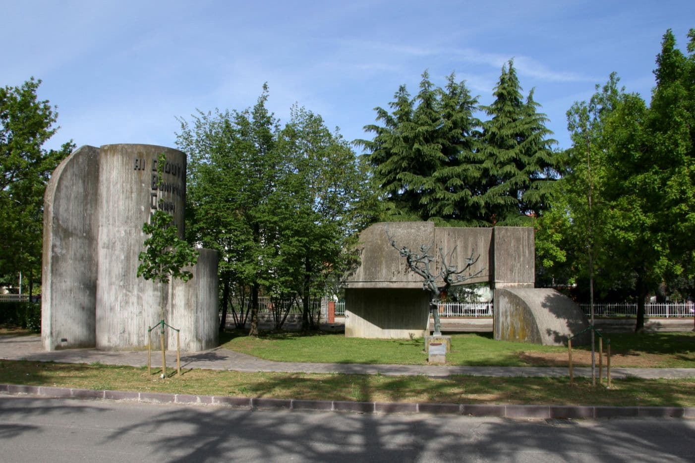 File:Monumento Nazionale ai Caduti per la Bonifica dei Campi ...