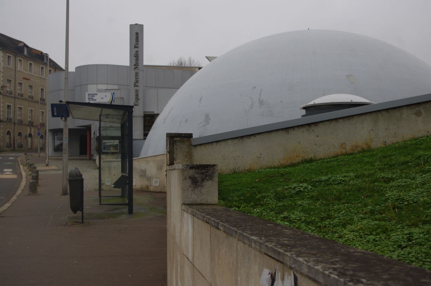 File:Espace-Pierre-Mendes-France-Poitiers.jpg - Wikimedia Commons